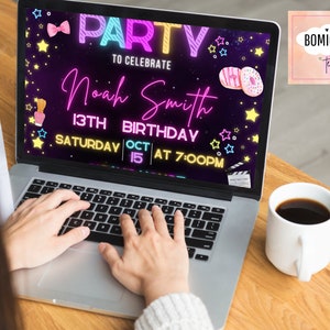 Puede incluir: Una computadora port&aacute;til muestra una colorida invitaci&oacute;n de cumplea&ntilde;os. El dise&ntilde;o presenta la palabra "PARTY" en ne&oacute;n, el nombre "Noah Smith" y los detalles del evento. La pantalla est&aacute; decorada con estrellas y otros elementos. Una taza de caf&eacute; est&aacute; al lado.