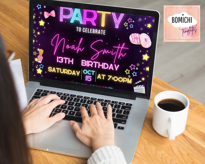 Puede incluir: Una computadora port&aacute;til muestra una colorida invitaci&oacute;n de cumplea&ntilde;os. El dise&ntilde;o presenta la palabra "PARTY" en ne&oacute;n, el nombre "Noah Smith" y los detalles del evento. La pantalla est&aacute; decorada con estrellas y otros elementos. Una taza de caf&eacute; est&aacute; al lado.