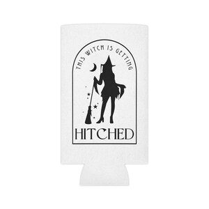 Puede incluir: Enfriador de latas blanco con una silueta negra de una bruja sosteniendo una escoba, una luna creciente y estrellas. El texto dice "THIS WITCH IS GETTING HITCHED". El enfriador est&aacute; dise&ntilde;ado para mantener las bebidas fr&iacute;as.