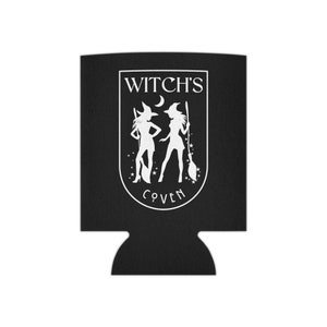 Puede incluir: Enfriador de bebidas negro con un gr&aacute;fico blanco de dos brujas y el texto "WITCH'S COVEN". El dise&ntilde;o incluye una luna creciente y estrellas, ideal para Halloween o eventos tem&aacute;ticos de brujas.