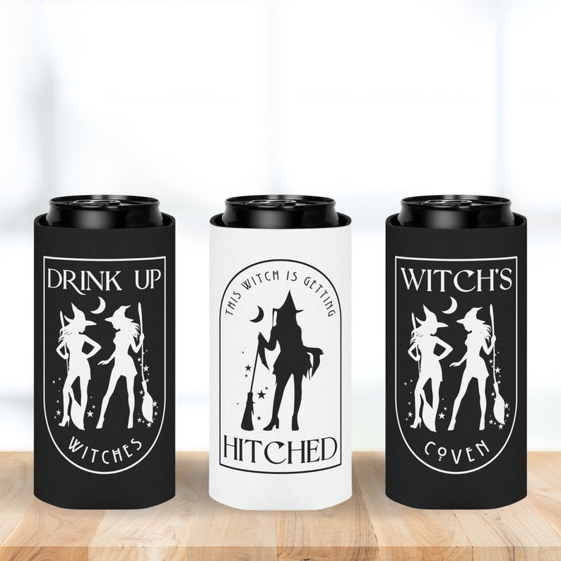 Puede incluir: Tres enfriadores de latas con tapas y bases negras. Uno es blanco con una silueta de bruja y el texto "THIS WITCH IS GETTING HITCHED". Los otros dos son negros con gr&aacute;ficos de brujas blancas y el texto "DRINK UP WITCHES" y "WITCH'S COVEN".