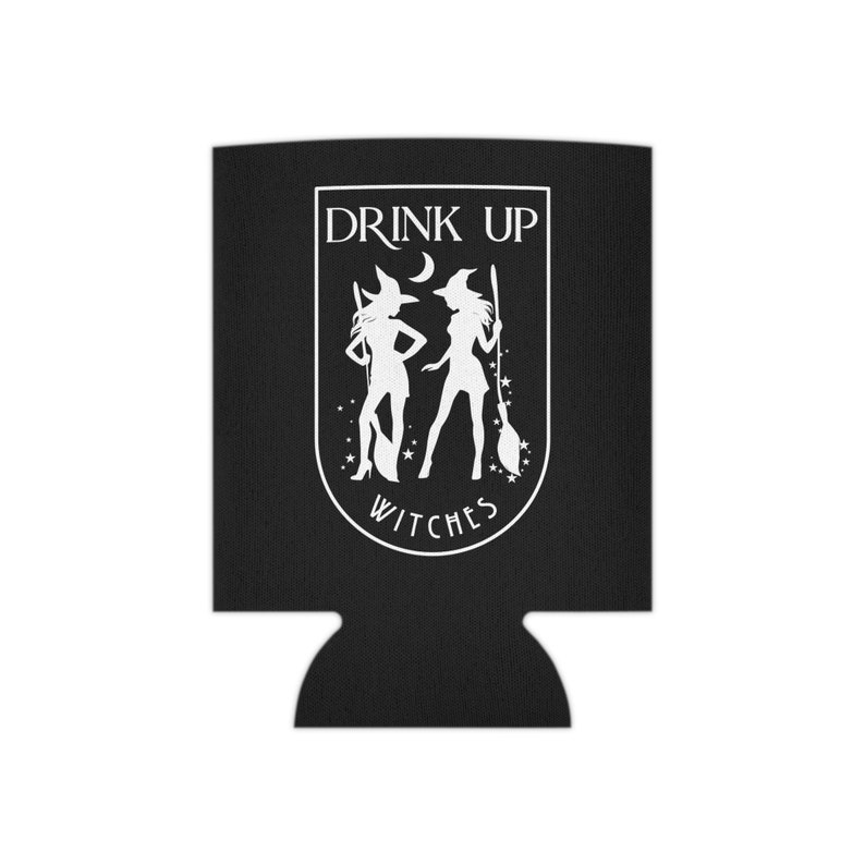 Puede incluir: Enfriador de bebidas negro con un gr&aacute;fico blanco de dos brujas, una luna creciente y las palabras "DRINK UP WITCHES" en forma de escudo decorativo. El enfriador est&aacute; dise&ntilde;ado para contener una lata o botella de bebida de tama&ntilde;o est&aacute;ndar.