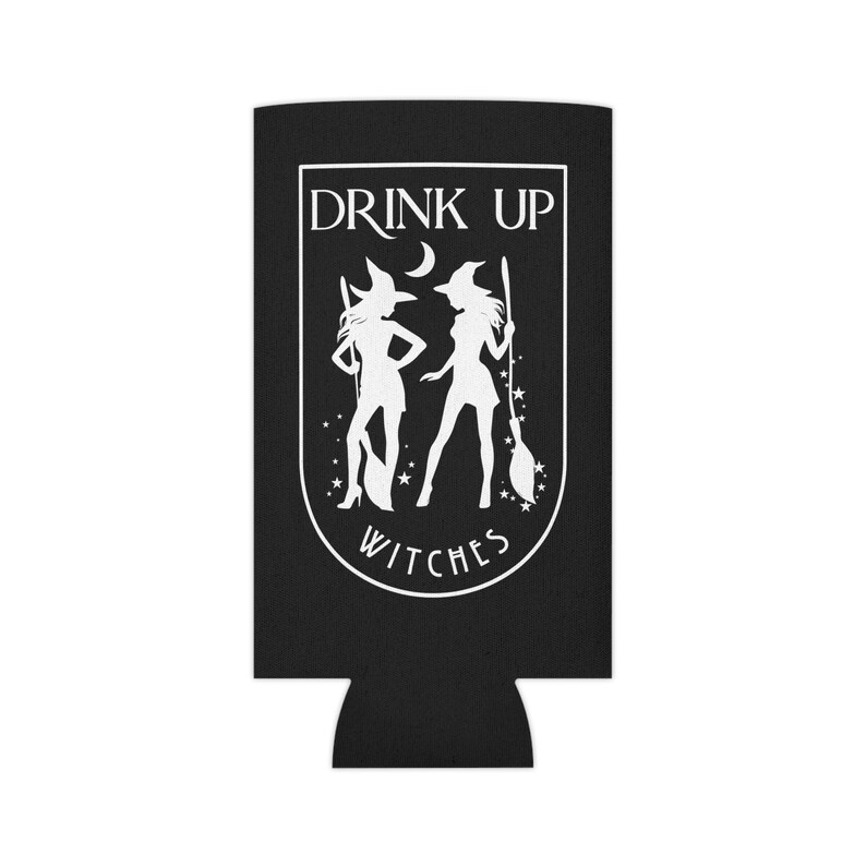 Puede incluir: Enfriador de latas negro con un gr&aacute;fico blanco de dos brujas, estrellas y el texto "DRINK UP WITCHES". El dise&ntilde;o est&aacute; encerrado en un borde blanco. El enfriador est&aacute; dise&ntilde;ado para mantener las bebidas fr&iacute;as.