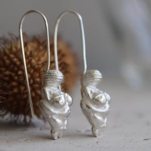 Venus of Willendorf Dangle Earring, Goddess Earring, Paleo Art Jewelry, Historical Fertility Symbol Charm, Ancient Jewelry, Symbolic Pendant