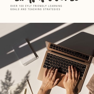 Peut inclure: Une personne tape sur un ordinateur portable avec un clavier doré. Il y a deux cahiers sur la table, l'un avec le mot "NOTES" sur la couverture. Le texte "LEARNING GOALS" est en haut de l'image, et le texte "OVER 100 EYLF FRIENDLY LEARNING GOALS AND TEACHING STRATEGIES" est en dessous. Le texte "Tammy Lawlor" est en bas de l'image.