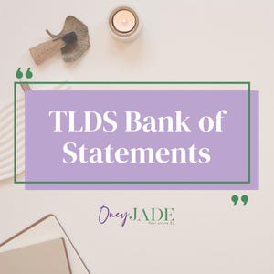 Könnte beinhalten: Ein hellvioletter Rechteck mit dem Text "TLDS Bank of Statements" ist grün umrandet. Das OneyJADE-Logo befindet sich darunter. Eine Kerze in einem weißen Halter und ein dekorativer Pilz befinden sich oben.