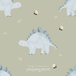 Könnte beinhalten: Eine hellblaue Aquarell-Illustration eines Dinosauriers mit stacheligem Rücken, umgeben von Bienen und Blättern auf hellgrünem Hintergrund. Der Text "hey hanna peppermint" ist unten in weiß auf dem Bild geschrieben.