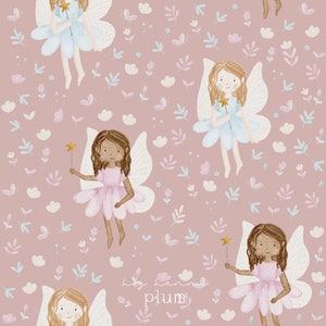 Könnte beinhalten: Ein nahtloses Muster mit Feen mit Flügeln und Zauberstäben auf rosa Hintergrund mit weißen und blauen floralen Akzenten. Der Text "hey hannah plum!" befindet sich in der Mitte des Musters.