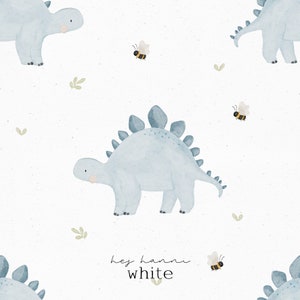 Puede incluir: Un patrón sin costuras con dinosaurios azules de acuarela, abejas y hojas verdes sobre un fondo blanco. El texto "hey hanni white" está en el centro del patrón.
