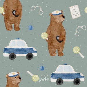 Könnte beinhalten: Aquarellmuster mit braunen Bären in Polizeihüten, die Funkgeräte und Verkehrswarner halten, zusammen mit Polizeiautos, Handschellen und einem Notizblock. Das Design ist vor einem gedämpften grünen Hintergrund mit weißen Punkten gehalten, was ein verspieltes Thema schafft.