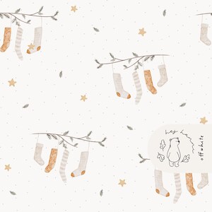 Puede incluir: Patrón repetitivo de calcetines navideños colgados de ramas, con una paleta de colores neutros beige, marrón claro y blanco. Los calcetines tienen varios diseños, incluyendo rayas y estrellas. Pequeñas estrellas y ramitas están dispersas.