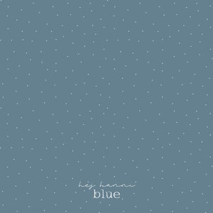 Könnte beinhalten: Blauer Hintergrund mit einem Muster aus kleinen weißen Punkten. Der Text "hej hanni" ist in Schreibschrift geschrieben, darunter das Wort "blue" in einer serifenlosen Schrift.