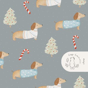 Puede incluir: Un patrón repetitivo sobre un fondo gris presenta perros salchicha con suéteres, árboles de Navidad, bastones de caramelo y lunares blancos. Los perros salchicha llevan suéteres azules y blancos. Los árboles de Navidad son de color verde claro con adornos rojos. Los bastones son rojos y blancos.