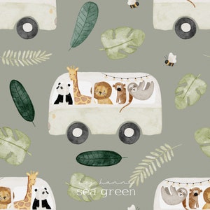 Könnte beinhalten: Aquarellmuster mit einem sich wiederholenden Design eines Safari-Busses mit Tieren wie Panda, Giraffe, Löwe, Affe und Faultier. Grüne Blätter und Bienen sind auf einem seegrünen Hintergrund verstreut. Der Text "hey hanna sea green" ist ebenfalls vorhanden.