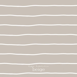 Könnte beinhalten: Beigefarbener Hintergrund mit horizontalen, weißen, wellenförmigen Linien. Der Text "hey hanni beige" befindet sich in der unteren rechten Ecke. Das Design ist schlicht und modern, geeignet für verschiedene Anwendungen.