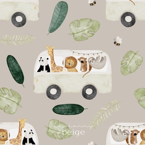 Könnte beinhalten: Wiederholendes Aquarellmuster mit einem beigen Van, der Zeichentricktiere transportiert: Panda, Giraffe, Löwe, Affe und Faultier. Grüne Blätter und Bienen sind verstreut. Der Text "hey hanny beige" befindet sich unten rechts.