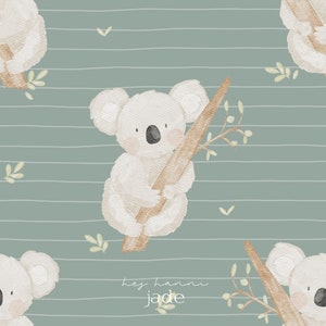 Könnte beinhalten: Wiederholende Illustration von Koala-Bären in weichen, neutralen Tönen, die sich an Ästen vor einem gedämpften teal-farbenen Hintergrund mit weißen horizontalen Streifen festhalten. Der Text "hey hanni jade" befindet sich unten. Aquarell-Effekt.