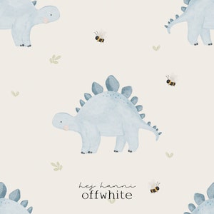 Könnte beinhalten: Ein nahtloses Muster mit blauen Aquarell-Dinosauriern mit gelben und schwarzen Bienen auf cremefarbenem Hintergrund. Der Text "hey hanni offwhite" befindet sich in der Mitte des Musters.