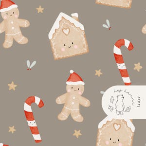Op de afbeelding: Een herhalend patroon van peperkoekmannen en -huizen, zuurstokken, sterren en kleine takjes op een taupe achtergrond. De peperkoekfiguren dragen kerstmutsen. De zuurstokken zijn rood en wit gestreept.