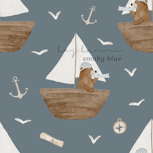 Puede incluir: Un patrón sin costuras que presenta un oso marrón con un gorro de marinero y sosteniendo un telescopio, navegando en un velero con una vela blanca. El fondo es de color azul ahumado con pájaros blancos y anclas.