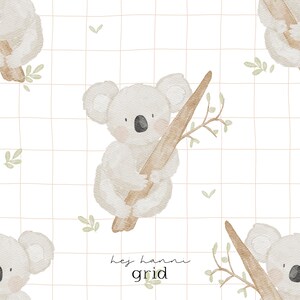 Könnte beinhalten: Wiederholende Musterillustration mit Koala-Bären, die Äste halten. Die Koalas sind hellgrau mit rosa Wangen und schwarzen Nasen. Der Hintergrund ist ein weißes Gitter mit kleinen grünen Blättern. Der Text "hey hanni grid" befindet sich unten.