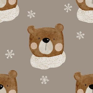 Könnte beinhalten: Wiederholende Illustration mit braunen Teddybär-Gesichtern, die weiße Schals tragen. Die Bären haben rosa Wangen und schwarze Nasen. Weiße Schneeflocken sind auf einem taupefarbenen Hintergrund verstreut.