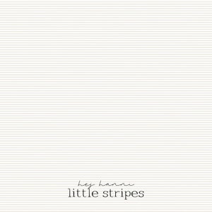 Könnte beinhalten: Ein cremefarbener Hintergrund mit horizontalen, hellgrauen Streifen. Der Text "hey hanni" steht in kursiver Schrift über den Worten "little stripes" in einer serifenlosen Schrift.