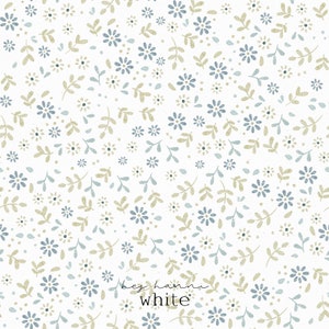 Könnte beinhalten: Weißes Blumenmuster mit kleinen blauen und beigen Blüten und Blättern. Der Text "hey hanni white" ist in einer Schreibschrift am unteren Bildrand geschrieben.