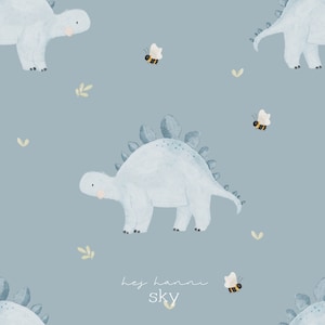 Könnte beinhalten: Aquarell-Illustration mit einem sich wiederholenden Muster aus hellblauen Dinosauriern, Bienen und Zweigen auf blauem Hintergrund. Der Text "hey hanni sky" befindet sich unten. Die Dinosaurier haben ein freundliches Aussehen.