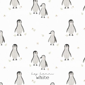 Könnte beinhalten: Weißer Hintergrund mit einem sich wiederholenden Muster aus Aquarellpinguinen, kleinen weißen Blumen und grünen Blättern. Der Text "hey hanni white" ist unten in einer Schriftart geschrieben.