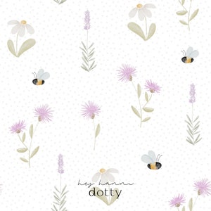 Könnte beinhalten: Ein skurriles Muster mit Aquarellillustrationen von Lavendel, Gänseblümchen und lila Wildblumen sowie kleinen Bienen. Das Design ist vor einem weißen Hintergrund mit einem dezenten Tupfenmuster angeordnet. Der Text "hey hanni dotty" befindet sich unten.