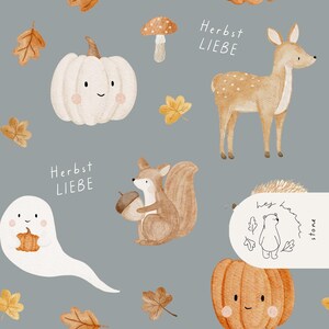 Puede incluir: Ilustración en acuarela con elementos otoñales sobre fondo gris. Incluye una calabaza blanca, un ciervo, una ardilla con una bellota, un fantasma con una calabaza y hojas cayendo. También está presente el texto "Herbst LIEBE".