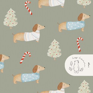 Puede incluir: Patrón verde salvia con perros salchicha con suéteres, árboles de Navidad con adornos rojos y bastones de caramelo rojos y blancos. Una etiqueta blanca con una ilustración de oso y el texto "hey ham sage" está en la esquina inferior derecha.