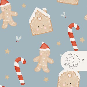 Puede incluir: Patrón repetido de hombrecitos y casas de jengibre, bastones de caramelo y estrellas sobre un fondo azul claro. Las figuras de jengibre llevan gorros rojos de Papá Noel. Los bastones son de rayas rojas y blancas. Las casas tienen glaseado blanco y detalles de corazón.