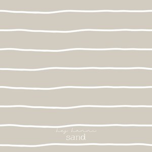 Könnte beinhalten: Beigefarbener Hintergrund mit weißen, wellenförmigen, horizontalen Linien. Der Text "hey hanni" steht in Kursivschrift über dem Wort "sand" in einer serifenlosen Schrift.