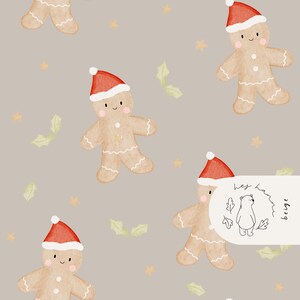 Puede incluir: Patrón repetitivo de hombrecitos de jengibre con gorros rojos de Papá Noel, pequeñas estrellas amarillas y hojas verdes de acebo sobre un fondo beige. Los hombrecitos de jengibre tienen caras sonrientes y están decorados con glaseado blanco.