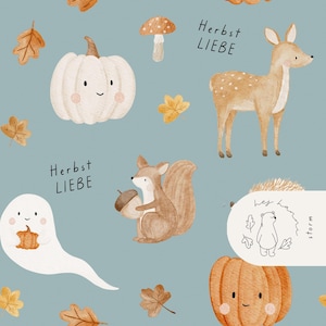 Puede incluir: Patrón repetitivo sobre fondo azul con ilustraciones en acuarela de elementos otoñales. Incluye una calabaza blanca, un ciervo, una ardilla con una bellota, un fantasma con una calabaza y el texto "Herbst LIEBE".