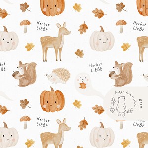 Puede incluir: Un patrón caprichoso con calabazas, ciervos, ardillas, setas, hojas y un fantasma, todo en suaves tonos acuarela de naranja, marrón y blanco. El texto "Herbst Liebe" también está incluido en el diseño.