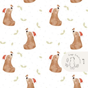 Puede incluir: Patrón repetitivo de osos marrones de acuarela con gorros de Papá Noel rojos, cada uno con un pequeño pájaro en la cabeza. Fondo blanco con hojas de acebo verdes dispersas y pequeños puntos blancos.