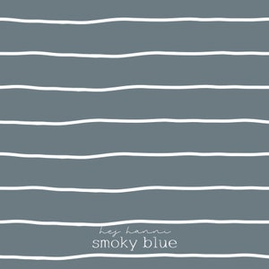 Könnte beinhalten: Digitaldruck mit rauchblauem Hintergrund und weißen, wellenförmigen horizontalen Linien. Der Text "hej hanni" und "smoky blue" befindet sich unten rechts. Minimalistisches und modernes Design, geeignet für verschiedene Anwendungen.