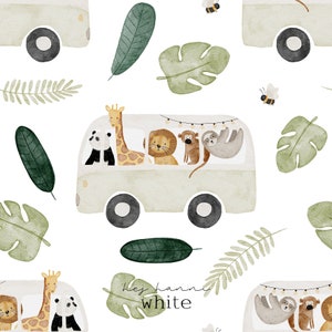 Könnte beinhalten: Eine Aquarell-Illustration eines weißen Busses mit einer Lichterkette auf dem Dach. Der Bus ist gefüllt mit Tieren, darunter eine Giraffe, ein Löwe, ein Affe, ein Panda und ein Faultier. Der Bus ist von grünen Blättern und einem weißen Hintergrund umgeben.
