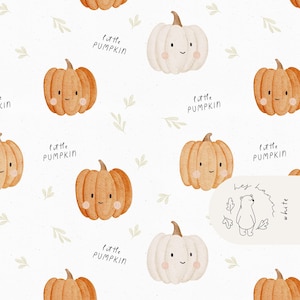 Puede incluir: Patrón repetitivo de calabazas de dibujos animados en tonos naranja y blanco, con caras sonrientes y el texto "little PUMPKIN". El diseño incluye pequeños acentos de hojas verdes sobre un fondo blanco.