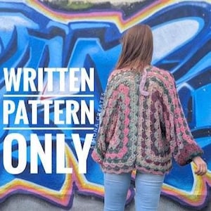 Puede incluir: Una persona con un suéter de crochet estampado en tonos rosa, verde y morado. El suéter tiene mangas largas. El texto "WRITTEN PATTERN ONLY" se muestra en letras blancas sobre un fondo de graffiti azul y blanco.