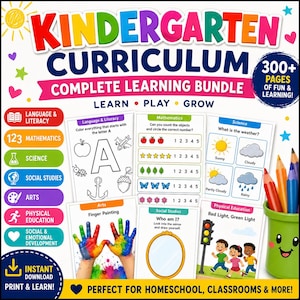 Peut inclure: Un ensemble de programmes scolaires de maternelle coloré avec le texte "Kindergarten Curriculum Complete Learning Bundle". Comprend du matériel d'apprentissage pour la langue, les mathématiques, les sciences, les études sociales, les arts et l'éducation physique. Comprend un pot à crayons vert avec des crayons de couleur.