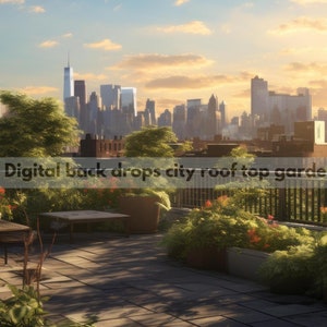 以下が含まれることがあります： 夕暮れの街並みを望む屋上庭園。庭園にはテーブルと椅子のあるパティオがあり、緑豊かな植物に囲まれています。