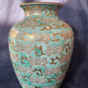 Vintage Ginger Jar Gold Imari, Hand Painted. Japan.