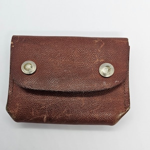 Cartera vintage de piel auténtica. Trabillas para cinturón, dos bolsillos. Cierre a presión.
