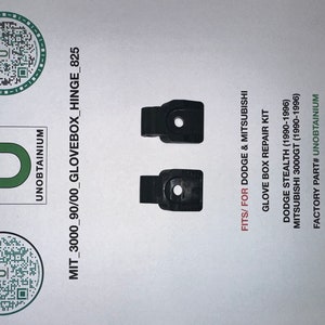 Pode incluir: Dois kits de reparo de dobradiça de porta-luvas de plástico preto para Dodge Stealth (1990-1996) e Mitsubishi 3000GT (1990-1996). O texto "MIT_3000_90/00_GLOVEBOX_HINGE_825" está impresso no fundo branco.