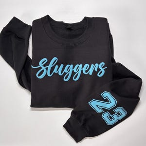 Sudadera con nombre de equipo personalizado, sudadera de mascota, estampado abullonado, en relieve, regalo para mamá, idea de regalo de Navidad, camiseta con espíritu de equipo.