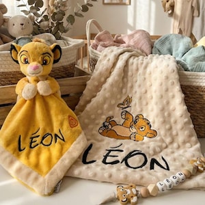 Set de regalo personalizado para bebé con temática de león: set del Rey León con manta, peluche bordado y clip para chupete. Regalo único bordado para baby shower.
